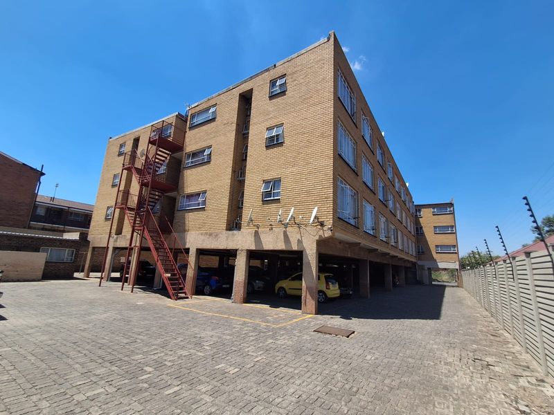 Immaculate and well kept apartment. In Clean Vereeniging CBD complex up for grabs. - Photo 2