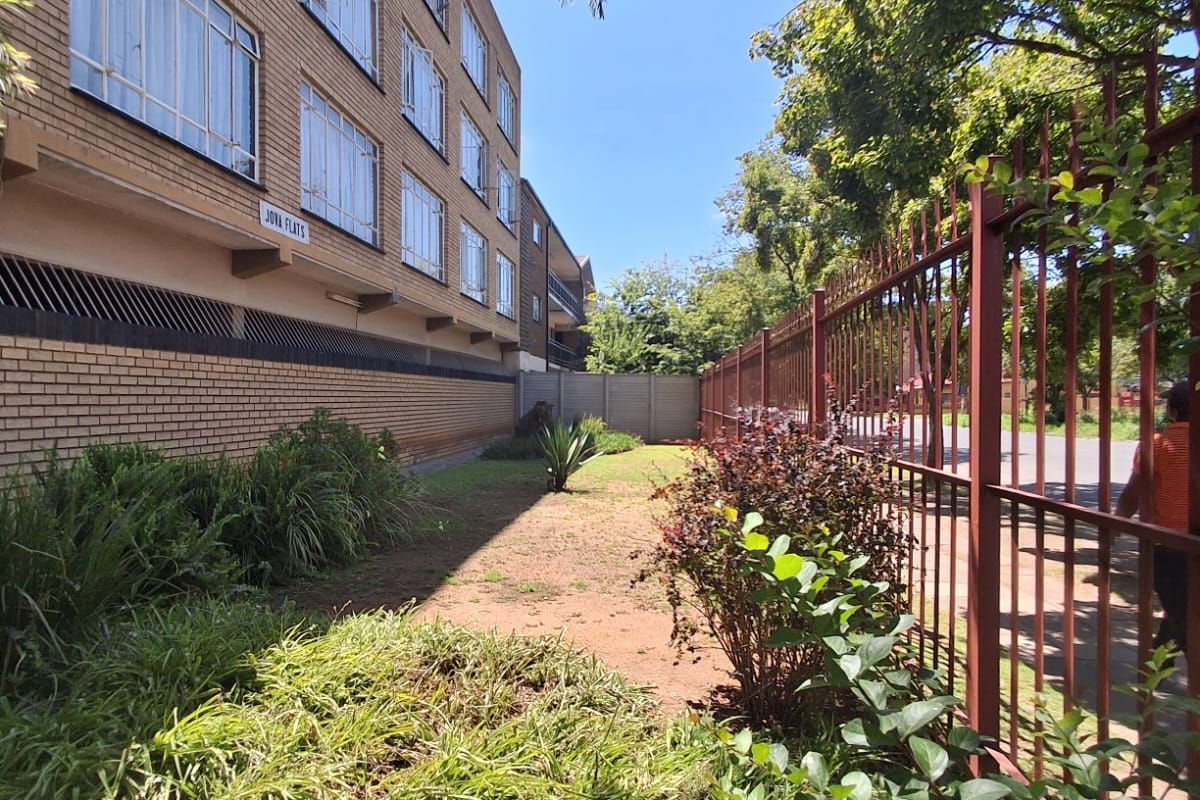 Immaculate and well kept apartment. In Clean Vereeniging CBD complex up for grabs. - Photo 3