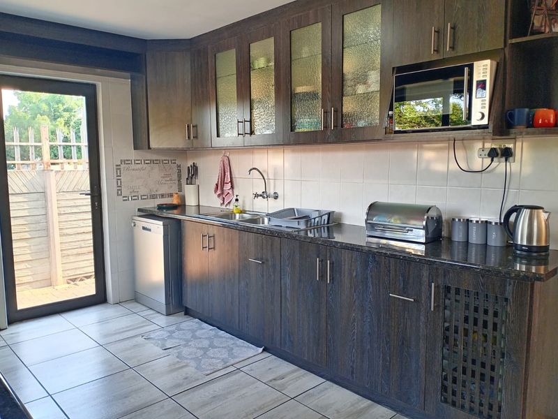 EXCEPTIONAL DUAL-LIVING PROPERTY – TWO HOMES ON ONE ERF IN SECUNDA - Photo 6