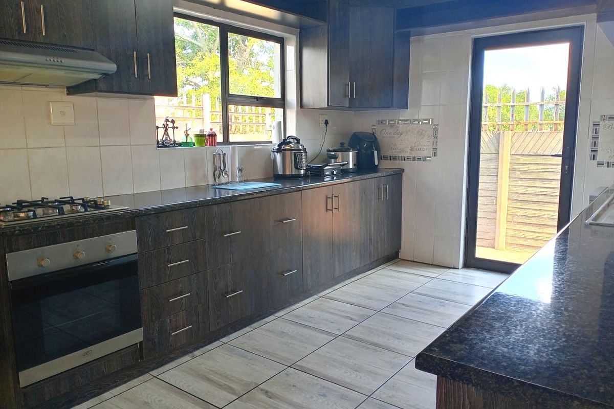 EXCEPTIONAL DUAL-LIVING PROPERTY – TWO HOMES ON ONE ERF IN SECUNDA - Photo 5