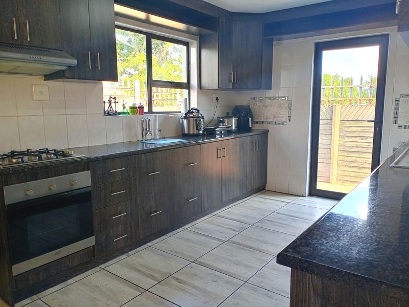 EXCEPTIONAL DUAL-LIVING PROPERTY – TWO HOMES ON ONE ERF IN SECUNDA - Photo 5