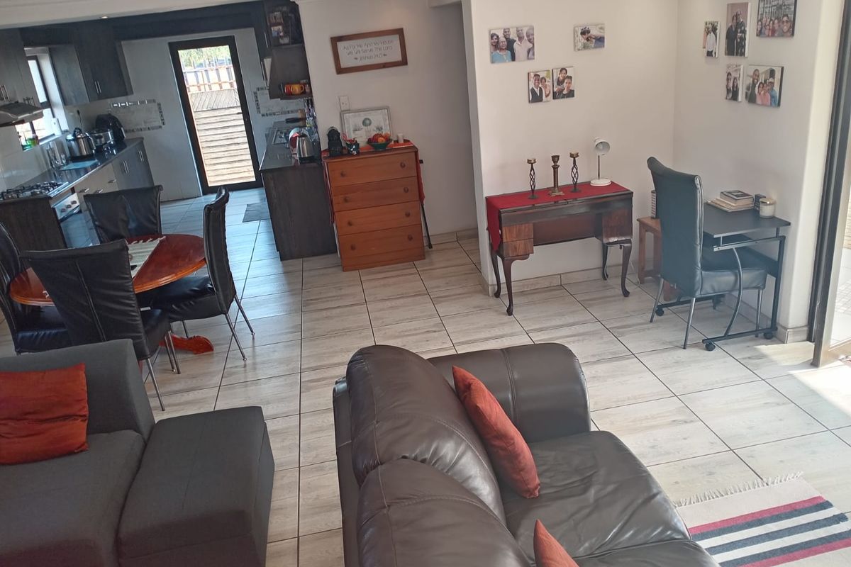 EXCEPTIONAL DUAL-LIVING PROPERTY – TWO HOMES ON ONE ERF IN SECUNDA - Photo 4