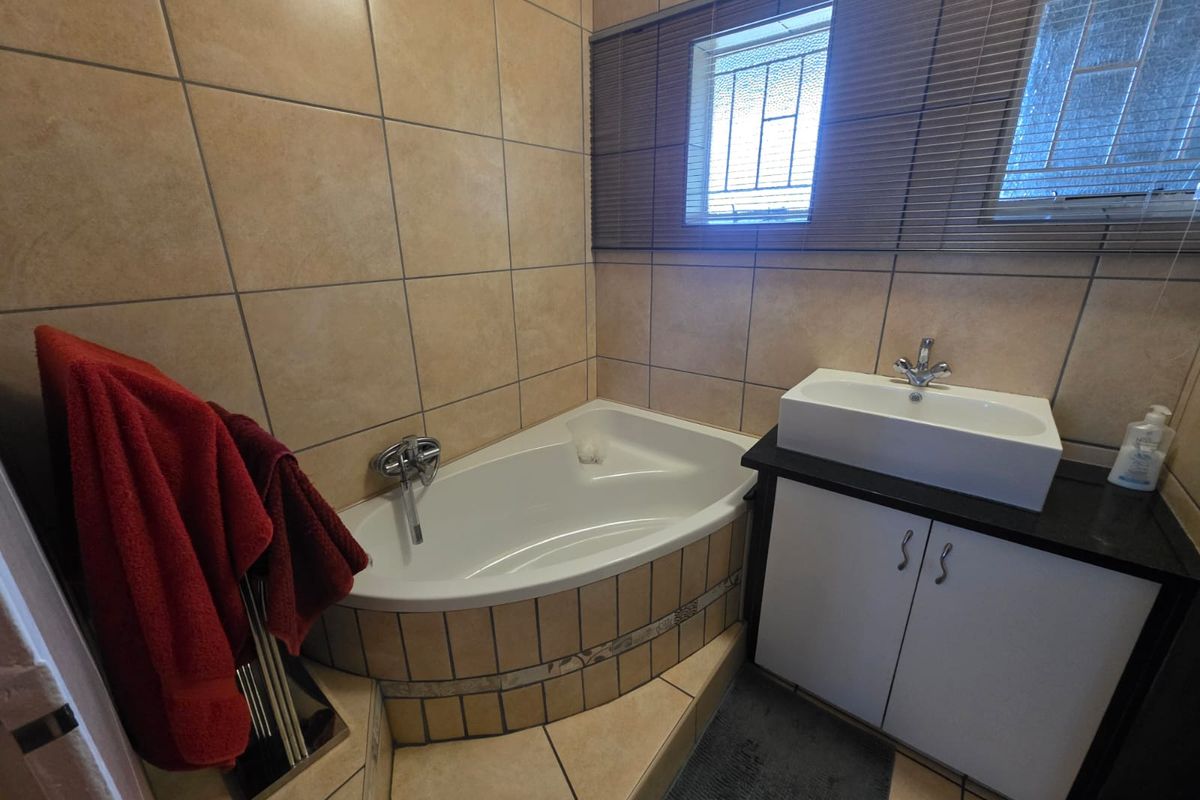 Beautiful Family Home for Sale in Sasolburg – Close to CBD! - Photo 5