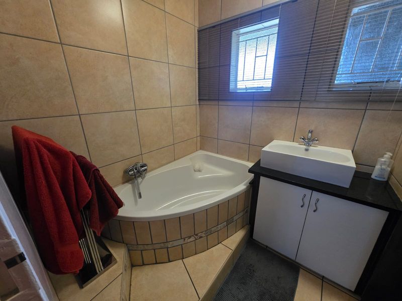 Beautiful Family Home for Sale in Sasolburg – Close to CBD! - Photo 5