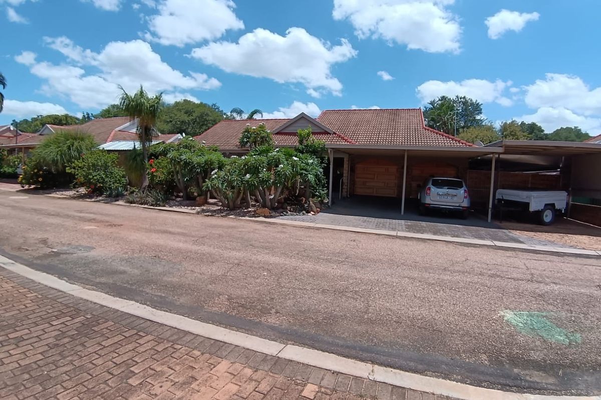 Immaculate 3 Bedroom Golf Course Home with Space, Privacy & Exceptional Views - Photo 2