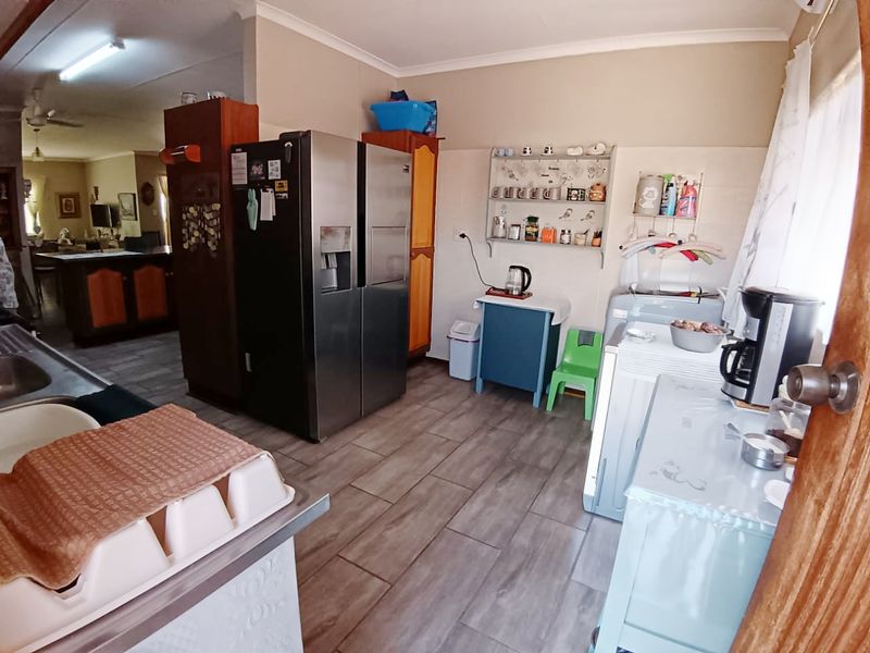 Immaculate 3 Bedroom Golf Course Home with Space, Privacy & Exceptional Views - Photo 9