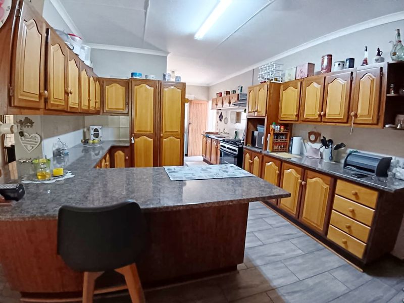 Immaculate 3 Bedroom Golf Course Home with Space, Privacy & Exceptional Views - Photo 8