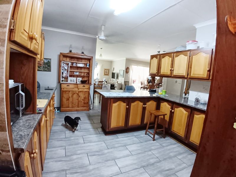 Immaculate 3 Bedroom Golf Course Home with Space, Privacy & Exceptional Views - Photo 7