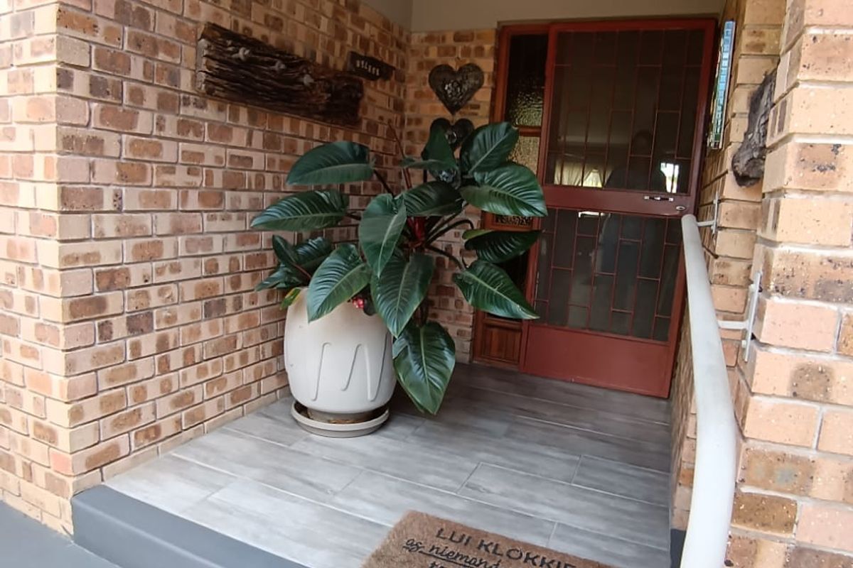 Immaculate 3 Bedroom Golf Course Home with Space, Privacy & Exceptional Views - Photo 3