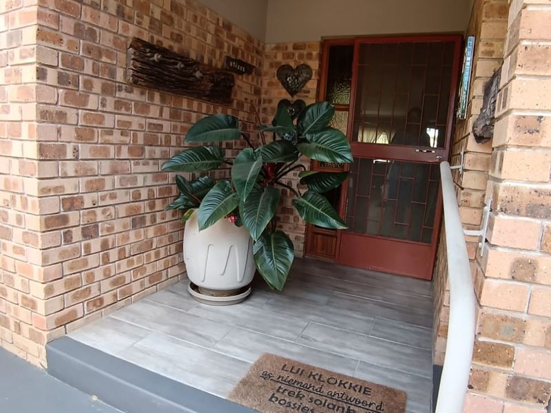 Immaculate 3 Bedroom Golf Course Home with Space, Privacy & Exceptional Views - Photo 3