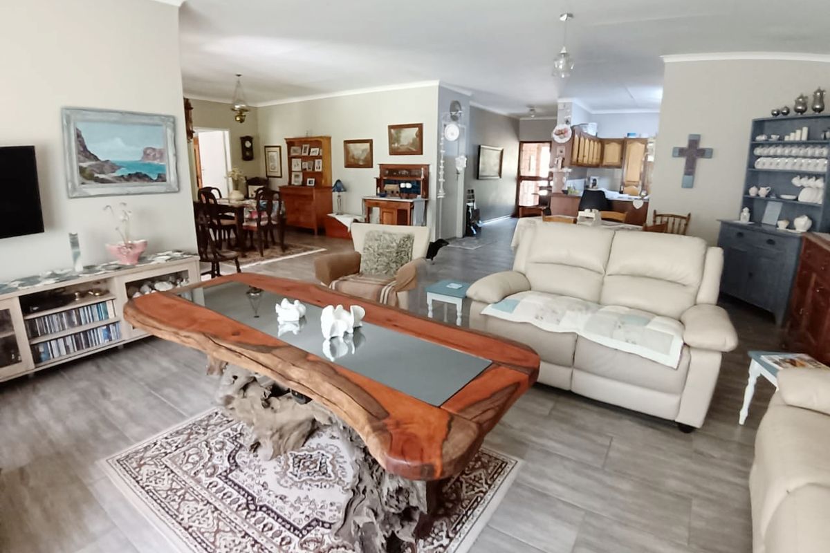 Immaculate 3 Bedroom Golf Course Home with Space, Privacy & Exceptional Views - Photo 4