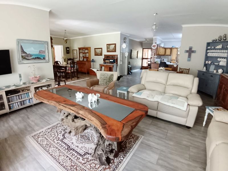 Immaculate 3 Bedroom Golf Course Home with Space, Privacy & Exceptional Views - Photo 4