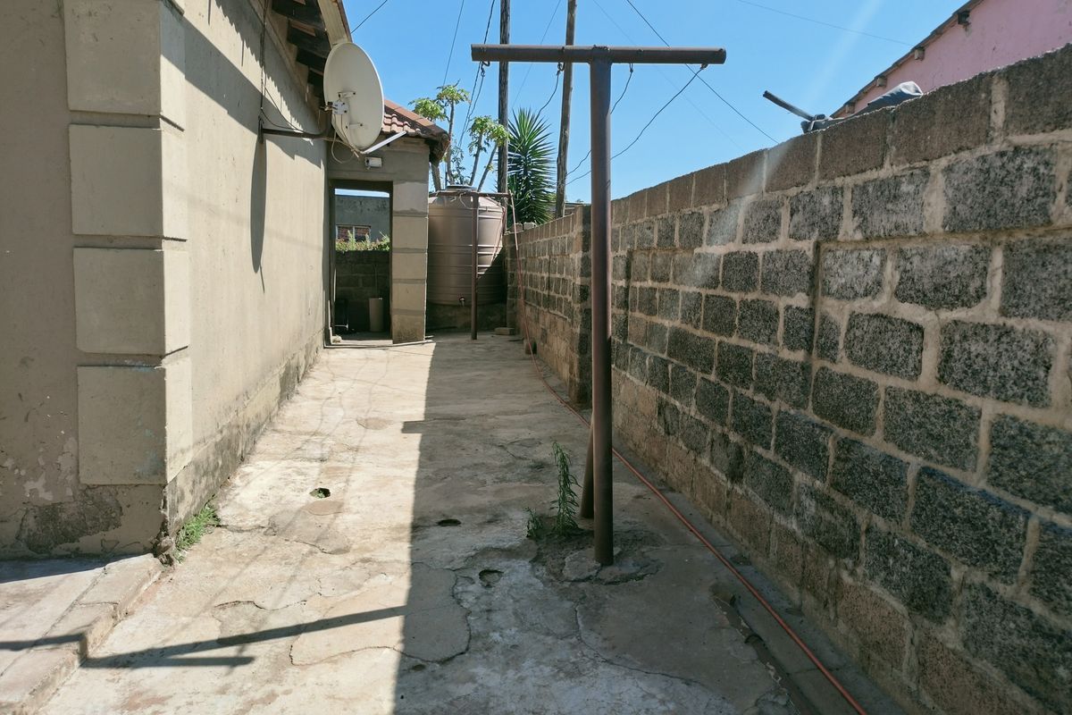 Hidden Gem in a very quiet Neighborhood - Photo 3