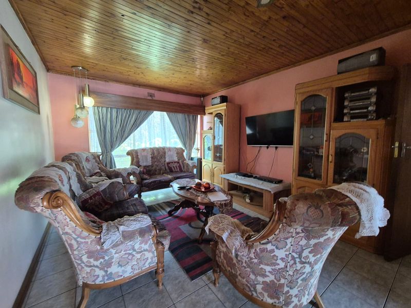 !HIGH Potential Home NEAR VUT! - Photo 6