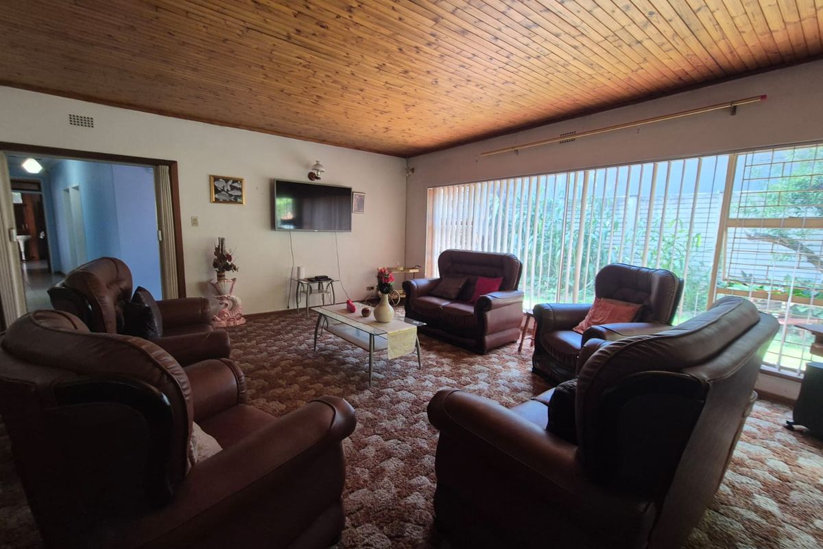 !HIGH Potential Home NEAR VUT! - Photo 2