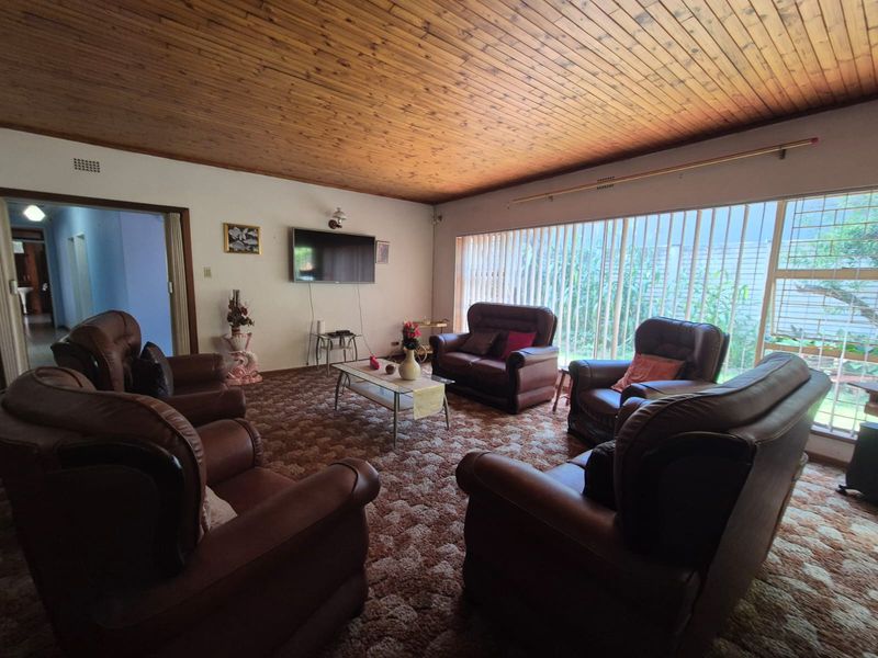 !HIGH Potential Home NEAR VUT! - Photo 2