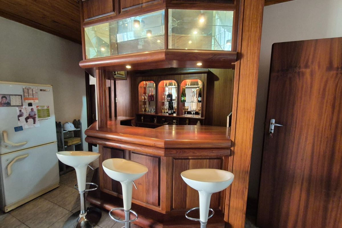 !HIGH Potential Home NEAR VUT! - Photo 3