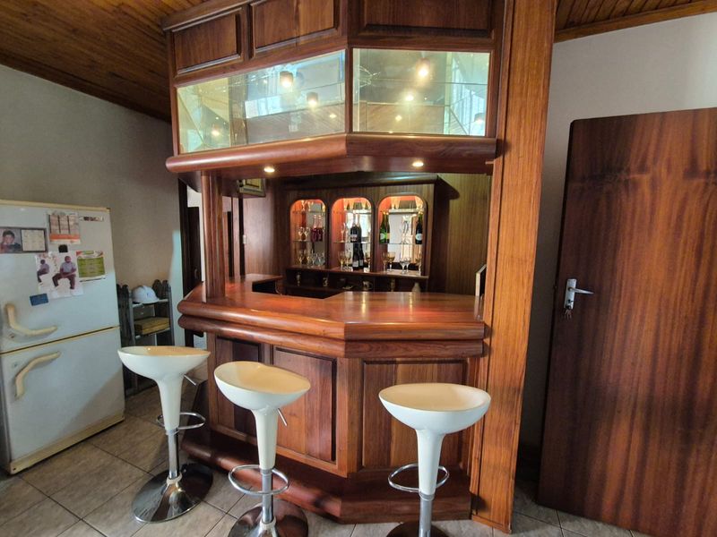 !HIGH Potential Home NEAR VUT! - Photo 3