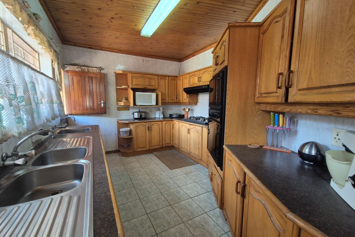 !HIGH Potential Home NEAR VUT! - Photo 5