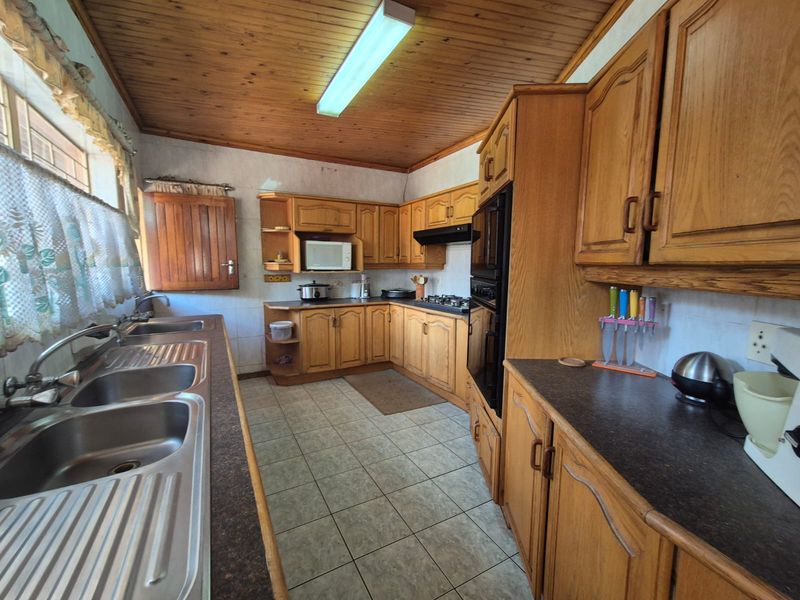 !HIGH Potential Home NEAR VUT! - Photo 5