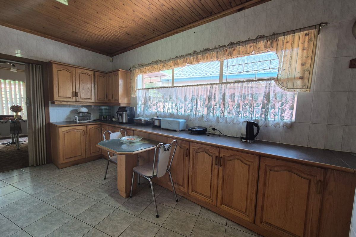 !HIGH Potential Home NEAR VUT! - Photo 4