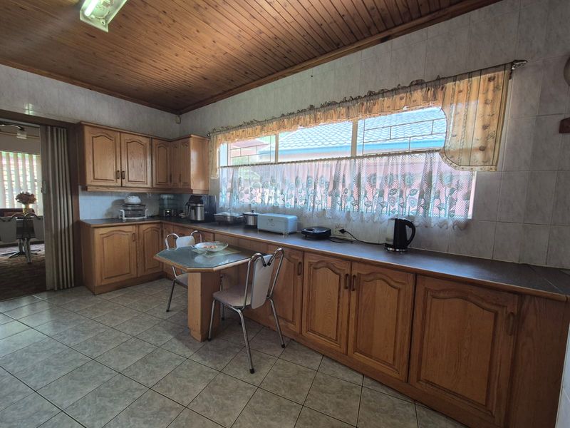 !HIGH Potential Home NEAR VUT! - Photo 4