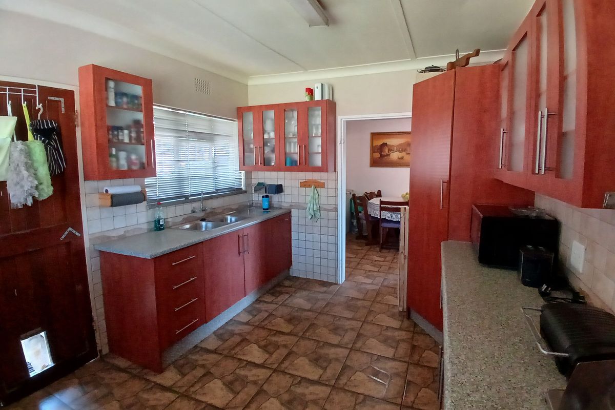 North-facing family home offering comfort and space - Photo 4