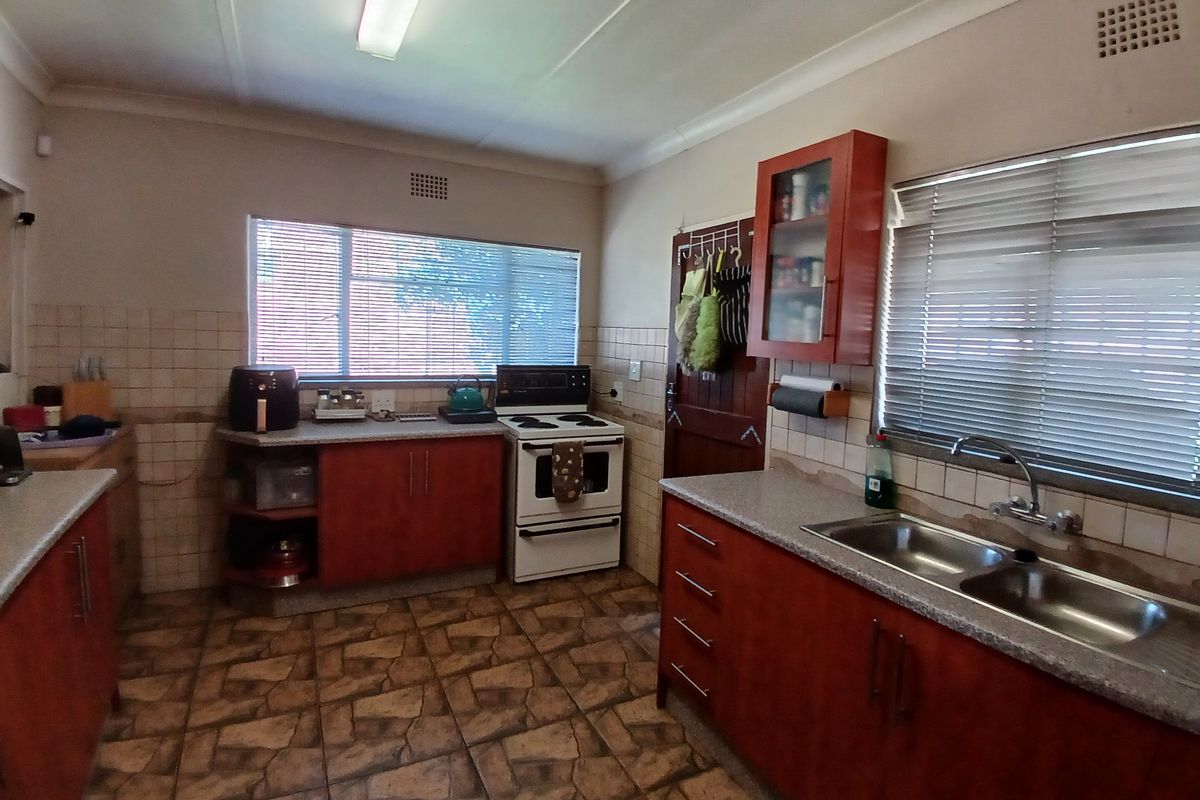 North-facing family home offering comfort and space - Photo 5