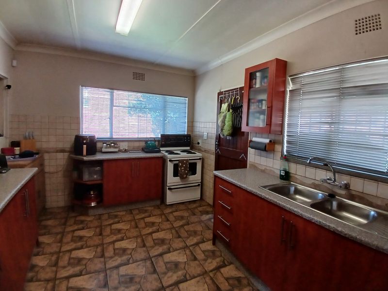 North-facing family home offering comfort and space - Photo 5