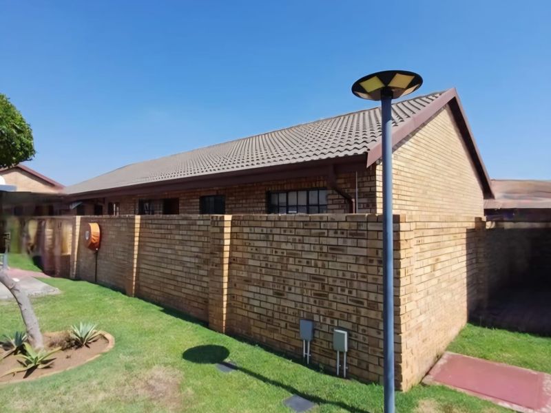 Enjoy Service Delivery in Riversdale Meyerton. 2 bedroom Townhouse. - Photo 4