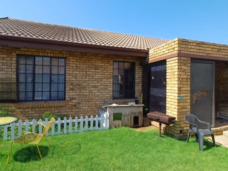 Enjoy Service Delivery in Riversdale Meyerton. 2 bedroom Townhouse. - Photo 2