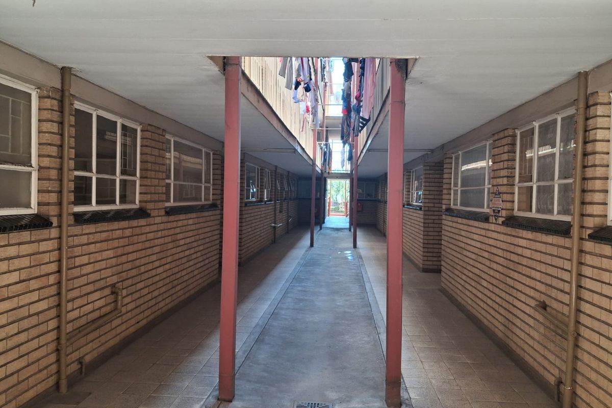 Immaculate Condition and well kept 1 bedroom apartment. - Photo 2