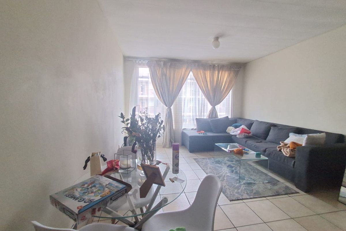 Immaculate Condition and well kept 1 bedroom apartment. - Photo 3