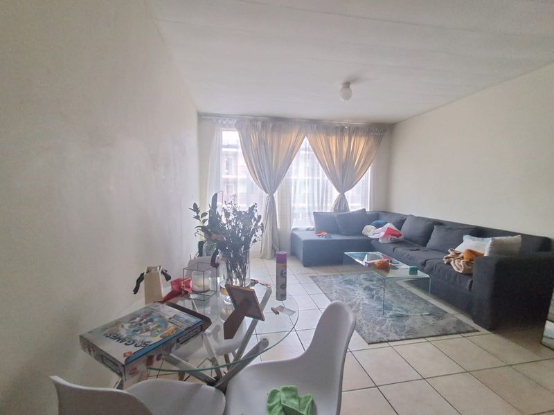 Immaculate Condition and well kept 1 bedroom apartment. - Photo 3