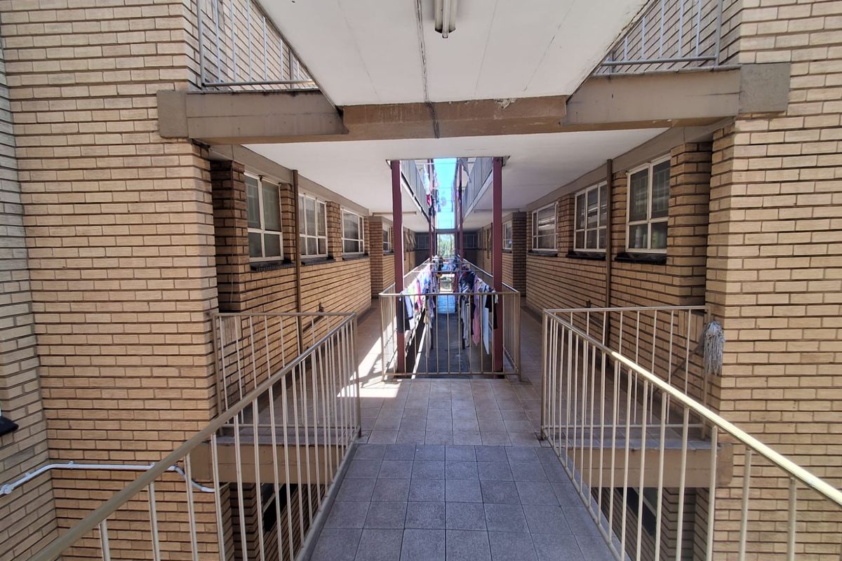 Immaculate Condition and well kept 1 bedroom apartment. - Photo 4