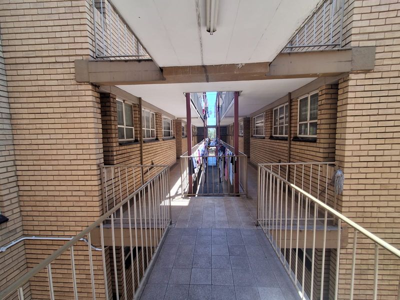 Immaculate Condition and well kept 1 bedroom apartment. - Photo 4