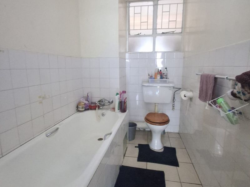 Immaculate Condition and well kept 1 bedroom apartment. - Photo 9