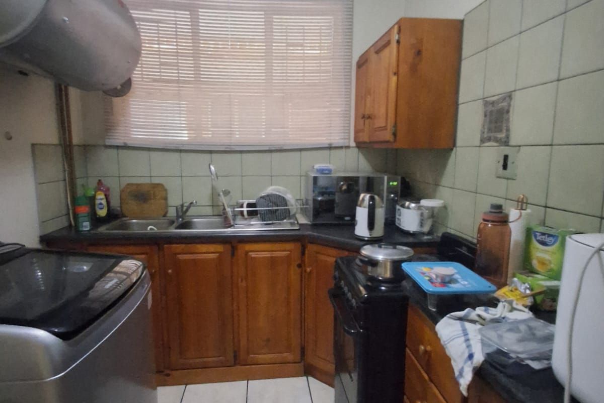 Immaculate Condition and well kept 1 bedroom apartment. - Photo 5