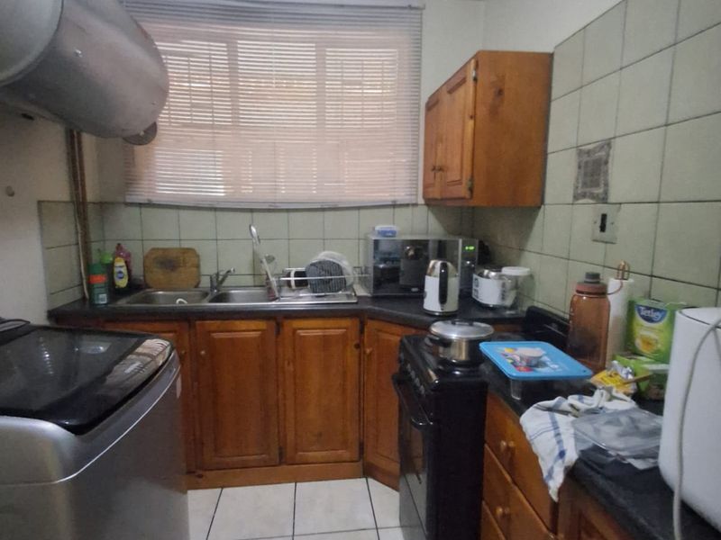 Immaculate Condition and well kept 1 bedroom apartment. - Photo 5