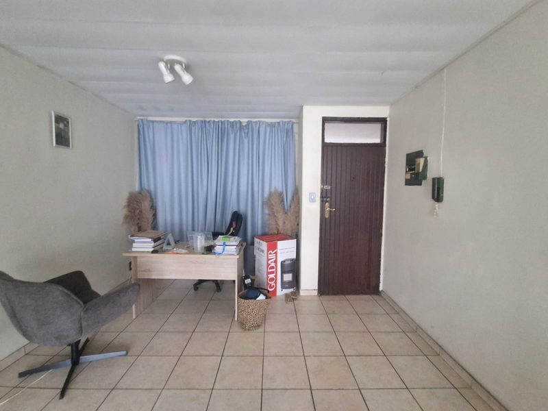 Immaculate Condition and well kept 1 bedroom apartment. - Photo 8