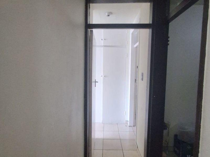 Immaculate Condition and well kept 1 bedroom apartment. - Photo 6
