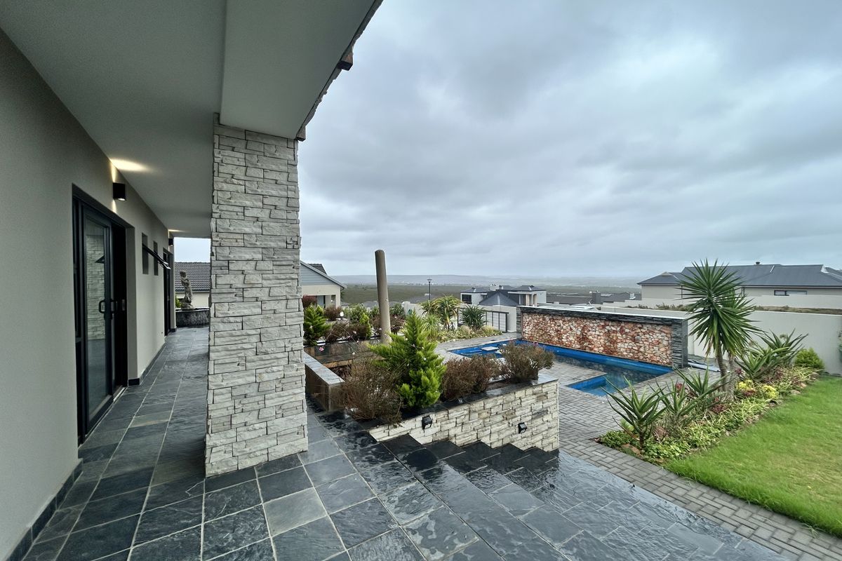Coastal Residence with Panoramic Views – Blue Waters Estate - Photo 2