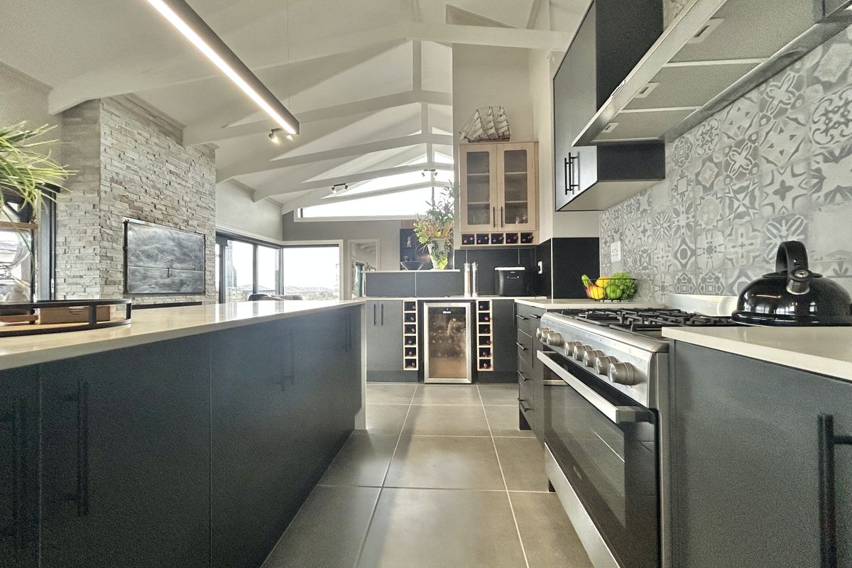 Coastal Residence with Panoramic Views – Blue Waters Estate - Photo 5