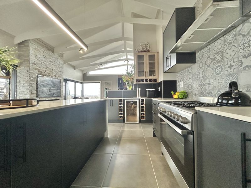 Coastal Residence with Panoramic Views – Blue Waters Estate - Photo 5