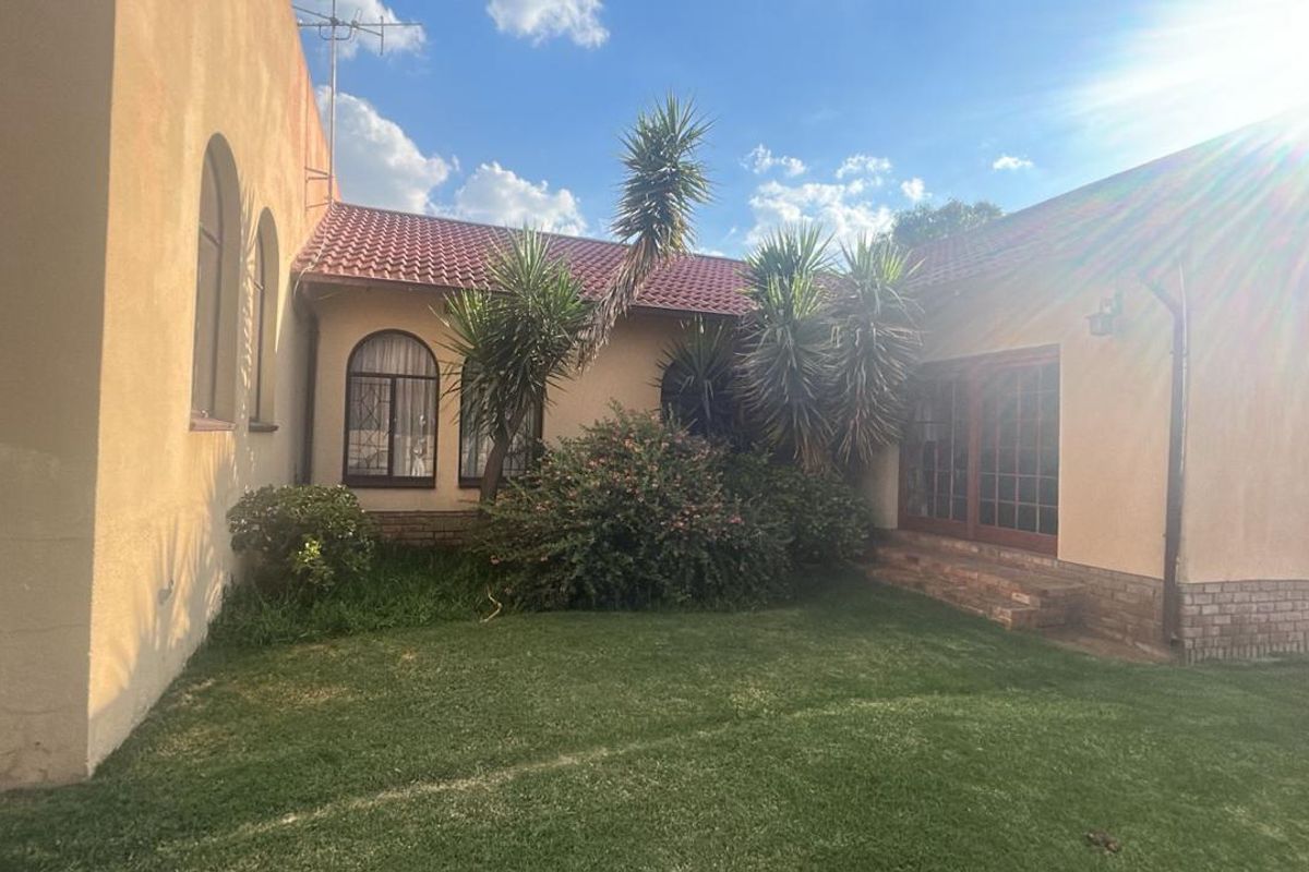 Spacious 4-Bedroom Family Home with Pool & Entertainment Area - Photo 5