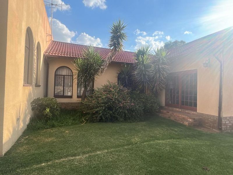 Spacious 4-Bedroom Family Home with Pool & Entertainment Area - Photo 5