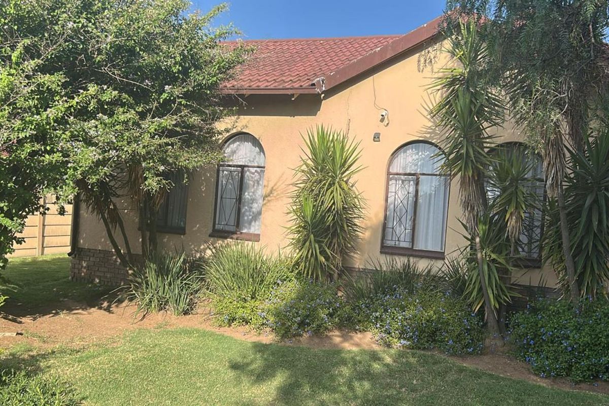 Spacious 4-Bedroom Family Home with Pool & Entertainment Area - Photo 2