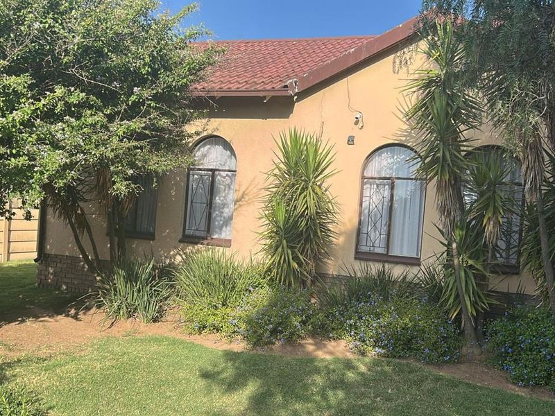 Spacious 4-Bedroom Family Home with Pool & Entertainment Area - Photo 2