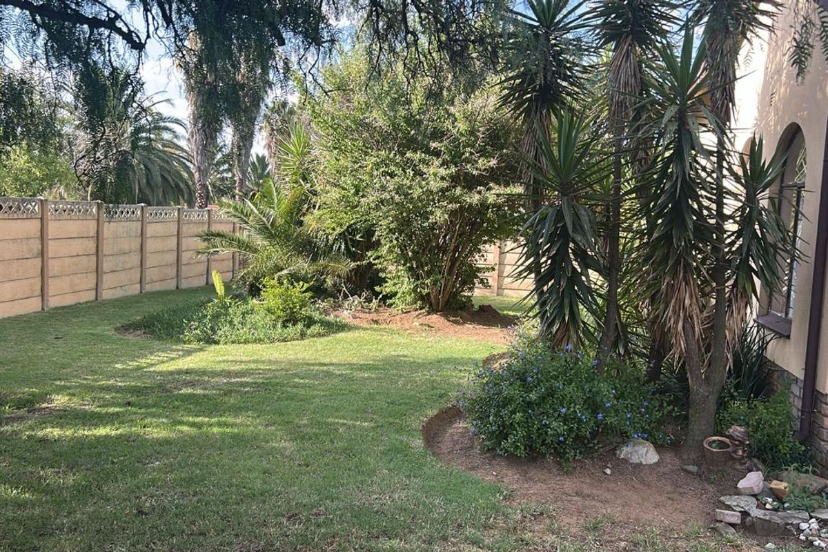 Spacious 4-Bedroom Family Home with Pool & Entertainment Area - Photo 3