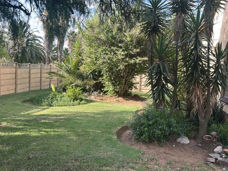 Spacious 4-Bedroom Family Home with Pool & Entertainment Area - Photo 3